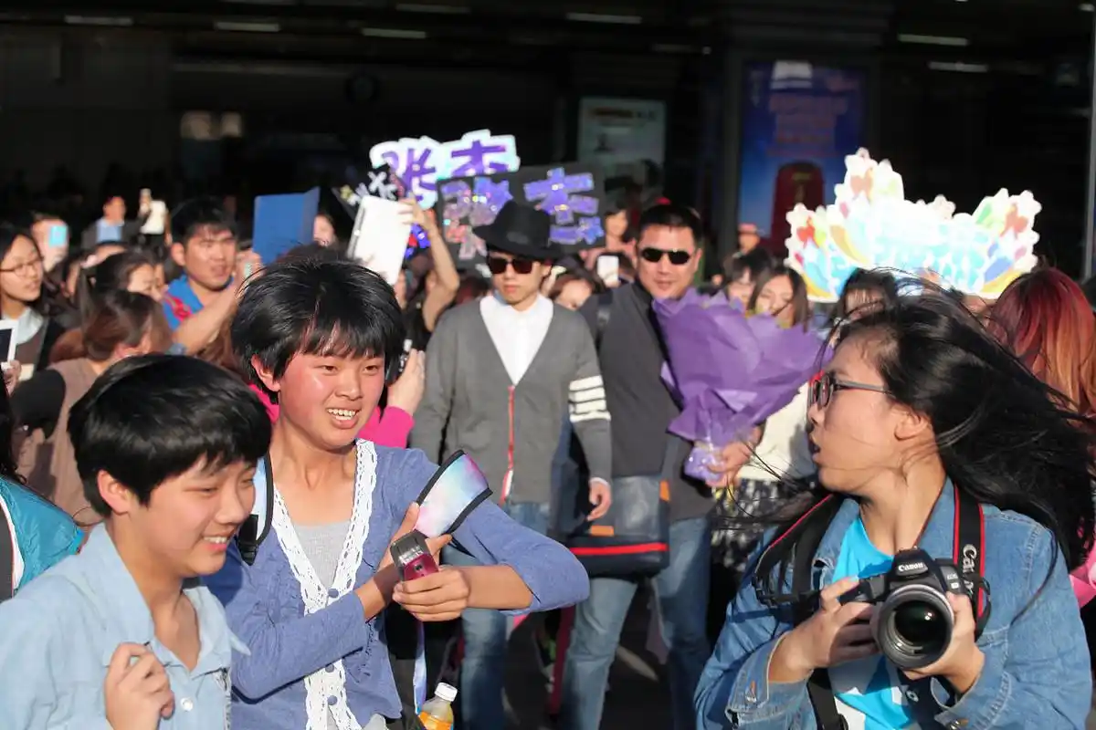 娱乐圈与公益事业,看似两个毫无关联的领域,却因为张杰粉丝们的善举而