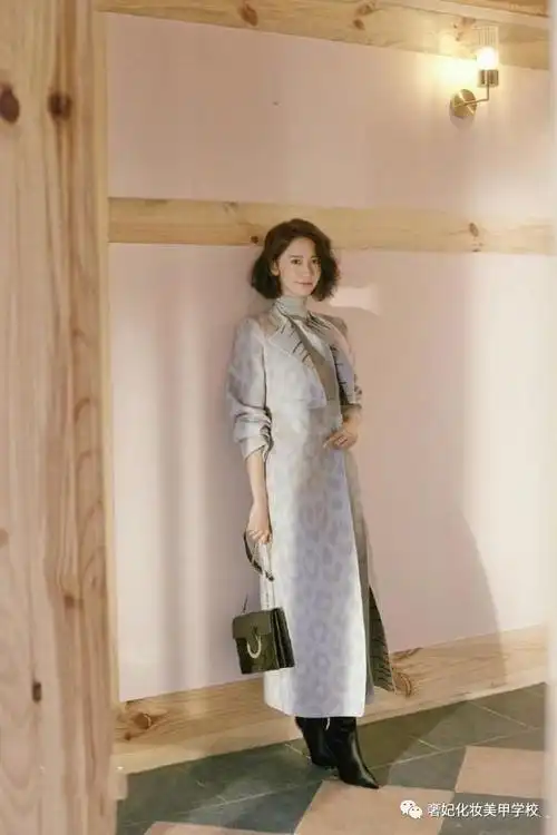 林允性感妆很可人但论气质还是女神妆的林允儿更美