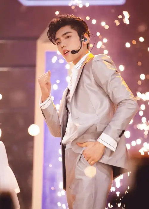 王子异银色西装帅气图片写真