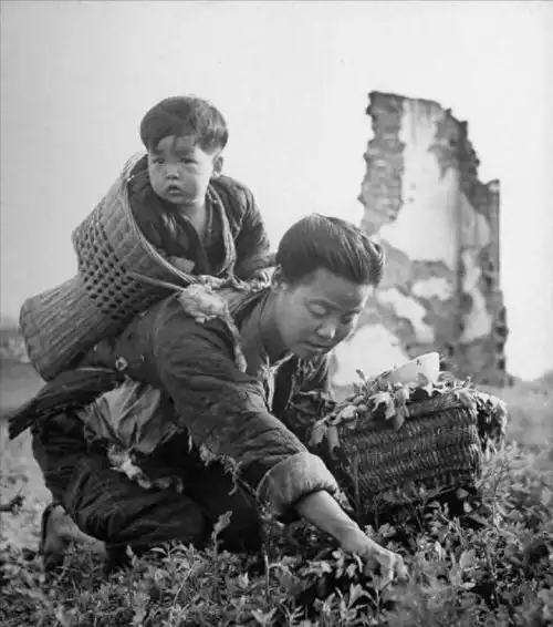 旧社会老照片:有人穿不起裤子,街头随处都是乞丐