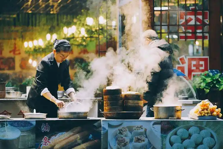 卖豆浆的小店冒着热气