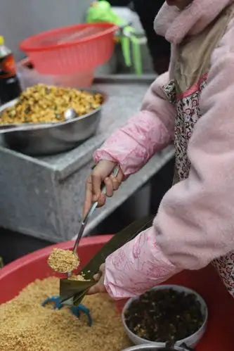 包粽子喜迎新春