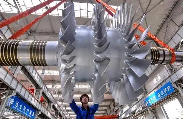 沈鼓集团一线工人正在吊装离心压缩机叶轮.