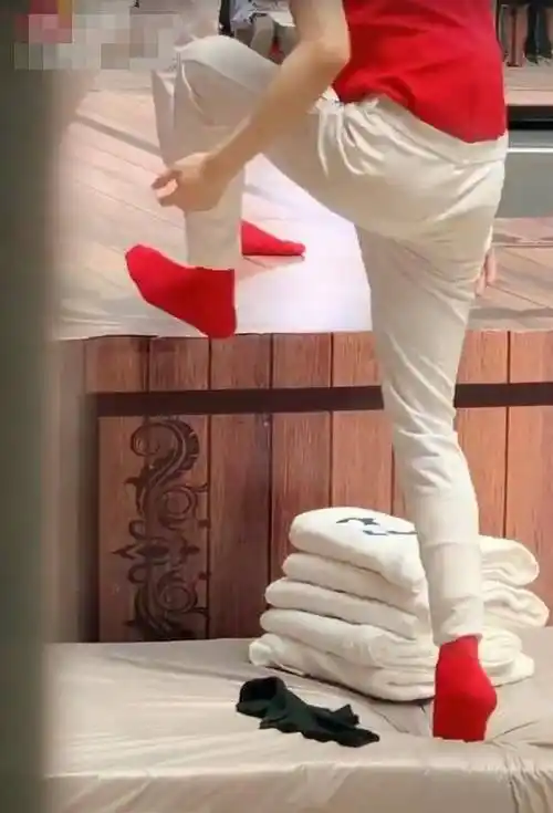 有种地位叫蔡徐坤,最后一个穿袜子上台,谁注意导演组反应?