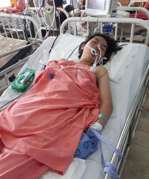 女孩辍学打工突发脑溢血昏迷