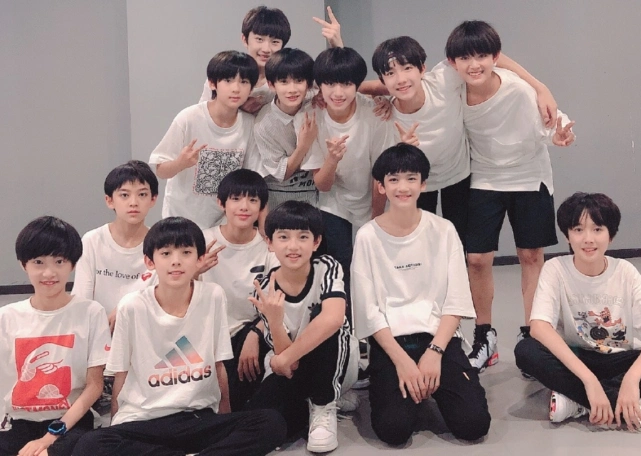 tfboys演唱会后晒二代三代大合照自嘲90后老了
