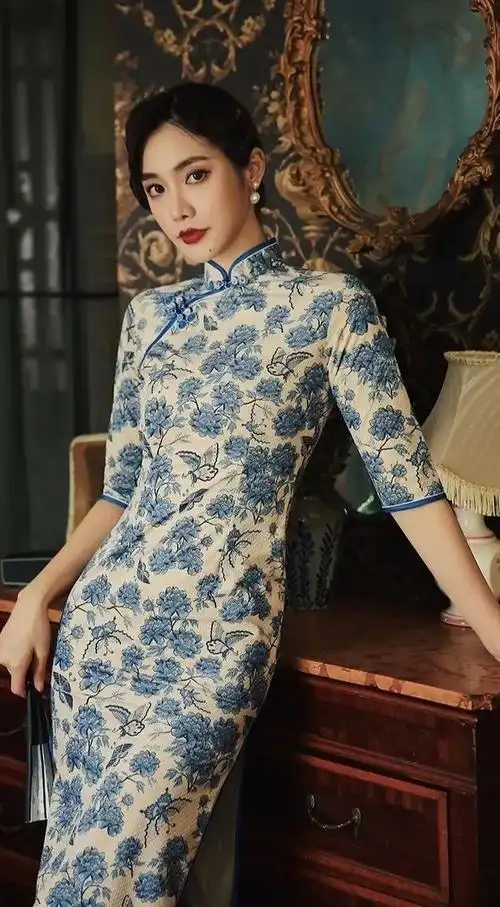 时尚女神身穿旗袍美艳动人