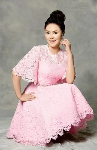 乌兰托娅夏日写真曝光 仙女装惊艳夺目