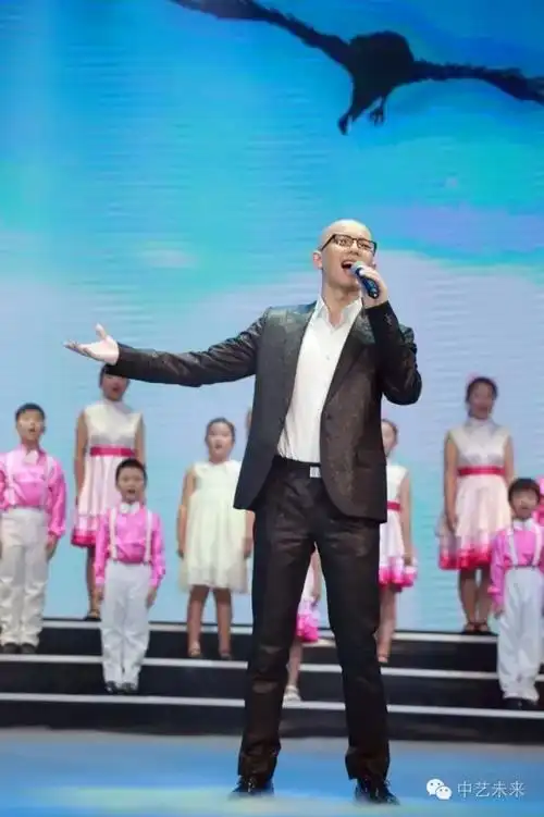 (图为中国好声音冠军平安演出照)