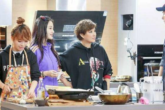 青春旅社,程晓玥穿衣打扮引争议,网友,李小璐的表情亮