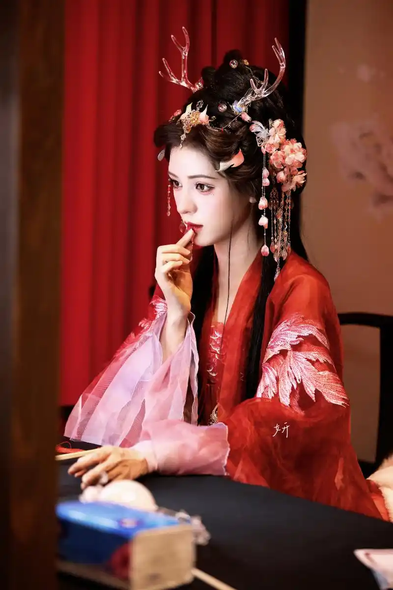 张予曦红衣龙女/从画里走出的美人