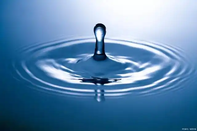 平静中一朵浪花