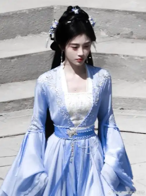 鞠婧祎在逃蓝精灵##鞠婧祎湖水蓝仙女裙##鞠婧祎姜黎非