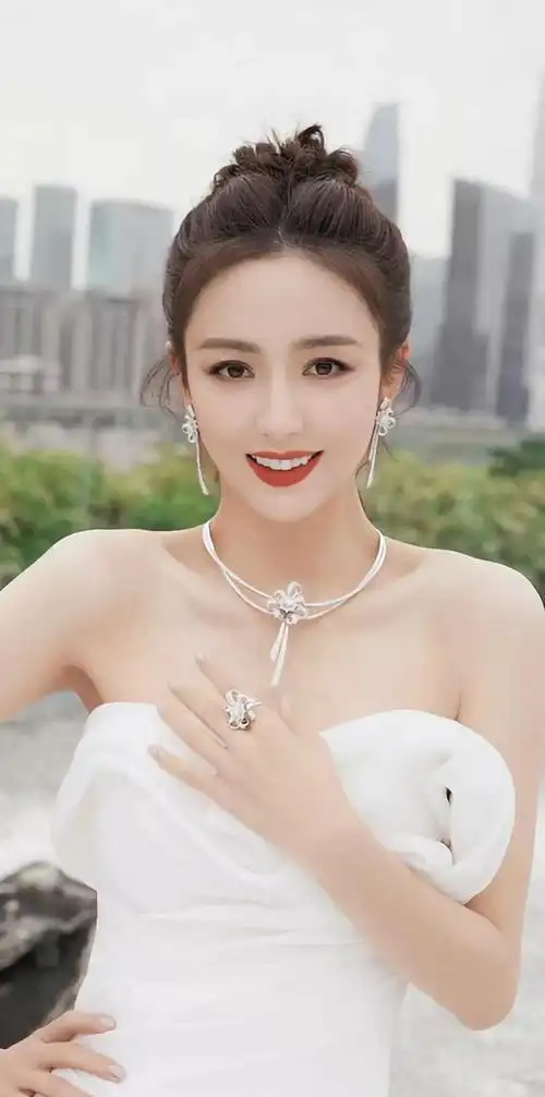 佟丽娅离婚后放飞啦,穿吊带小黑裙身材饱满,40岁性感迷人