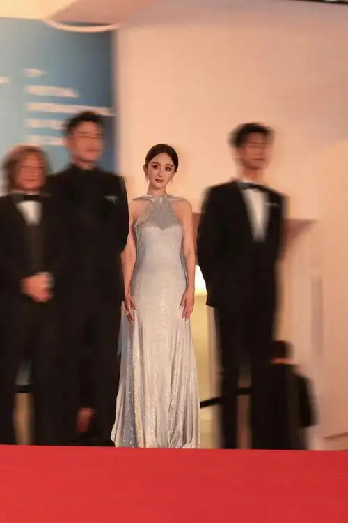 杨幂携新作《酱园弄》亮相戛纳电影节红毯,水蓝色镶钻礼服简洁大气