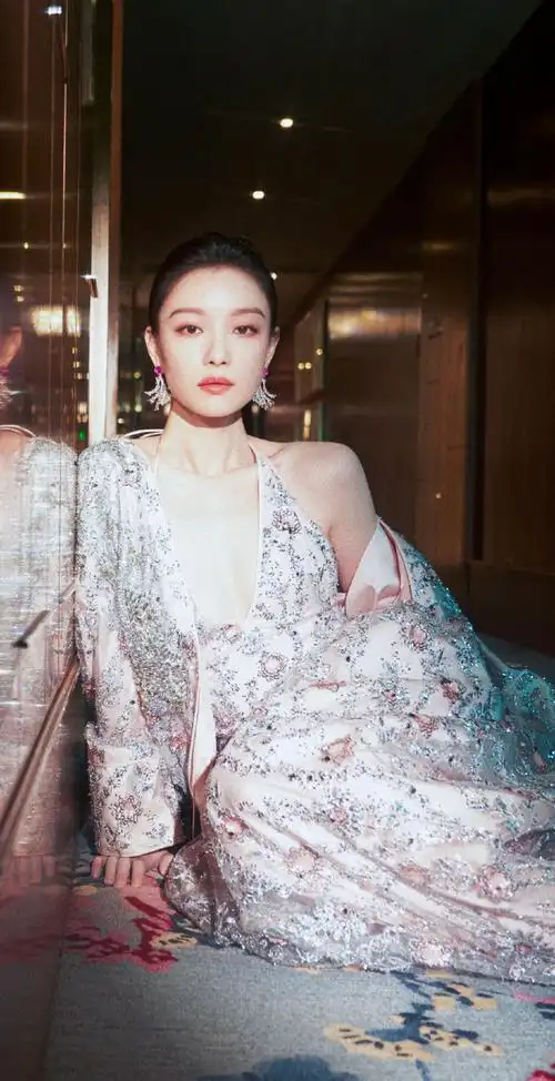 倪妮露肩礼服##vogue时尚之力盛会##倪妮 花神降临
