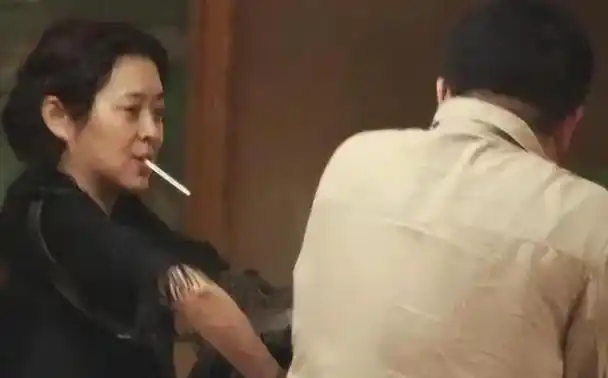 为了缓解内心的焦虑,她选择了抽烟作为一种暂时的解脱方式.