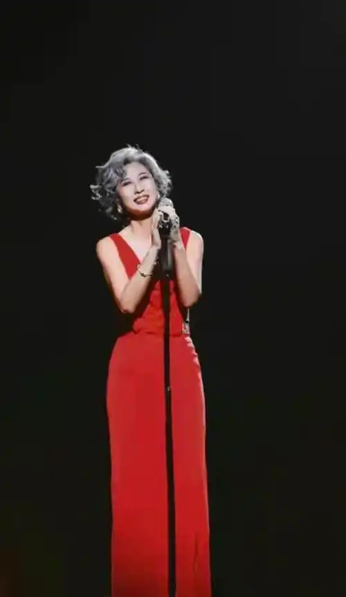 60岁叶倩文一头银发不扮嫩穿开衩红裙献唱风采依旧状态真好