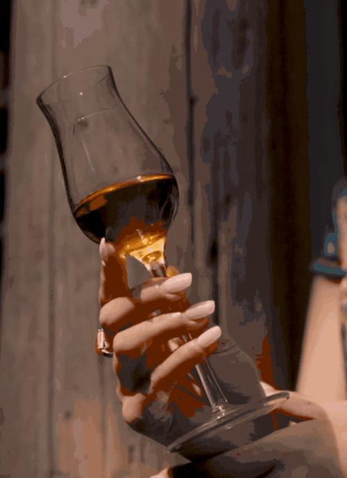 现在的女孩越来越爱喝酒了