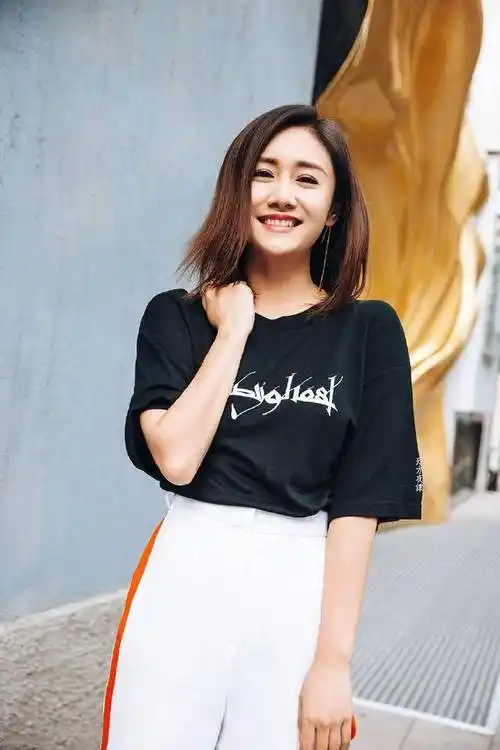 身高1米65刘芸穿上高腰长裤简直是满屏大长腿,腿长似2米