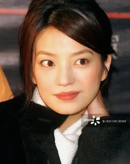 赵薇,大眼睛真的太灵动了.明眸皓齿就是形容她的吧