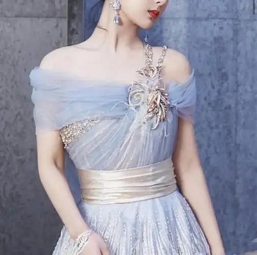 杨紫穿浅紫色系theatelier高定礼服飘逸羽毛裙摆仙气缭绕