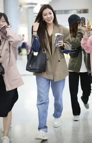 春天到了,我已经开始怀念女明星的机场街拍了
