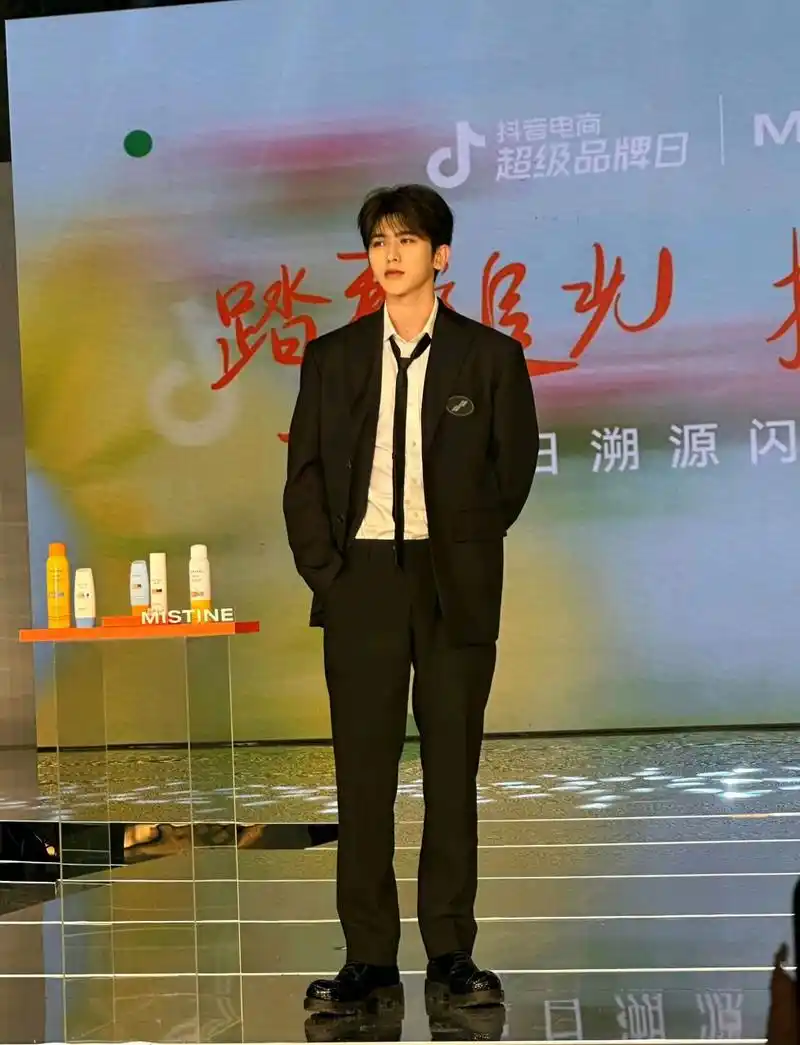 蔡徐坤官方身高1.84米,可是我怀疑这鞋有增高成份!  轻点喷!