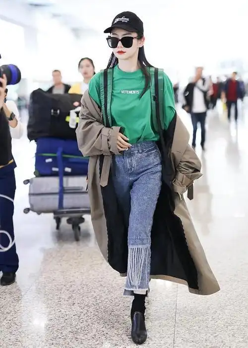 戚薇太敢穿了,绿色卫衣搭配风衣半脱半穿,随性帅气穿搭功力强