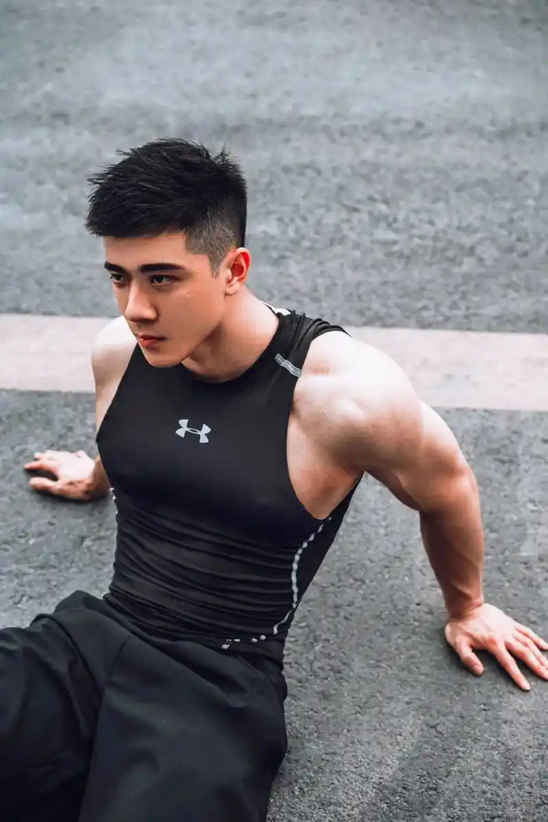 长相小奶狗身材小狼狗的寸头型男,不就是理想中的男友么