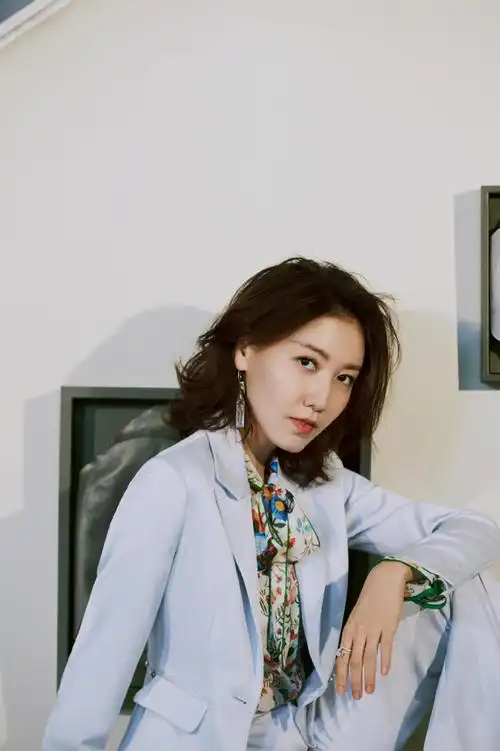 "大嫂"高露审美要火,穿黄色西装套装太飒,气场开挂真高级