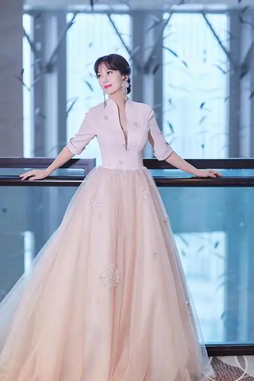 66岁赵雅芝穿粉色礼服手持玫瑰这才是仙女本人吧气质真绝