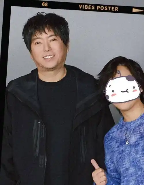 54岁高晓松晒工作照换造型摘掉眼镜去油变老鲜肉被指男版贾玲