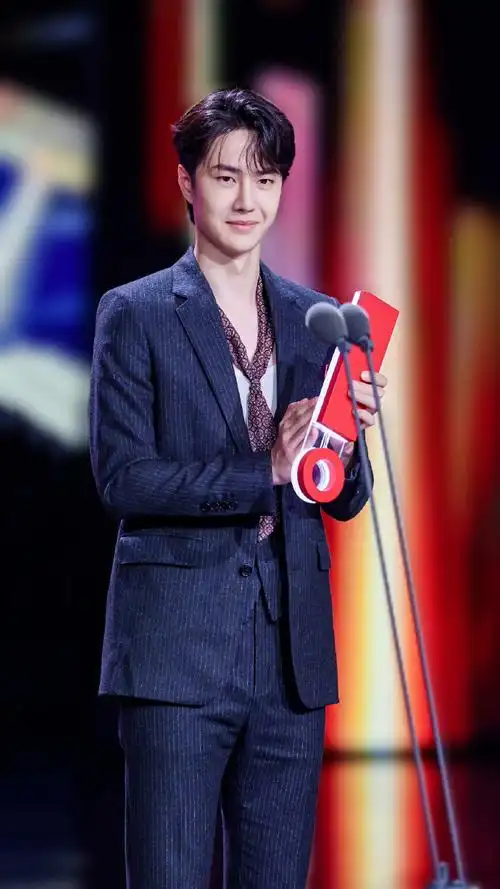 由#王一博tempo得宝#蓝白丝巾配西装联想到王一博2023.06.