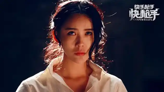 《快枪手》曝施予斐"血衣"剧照楚楚可怜|快手枪手快枪手|施予斐|电影