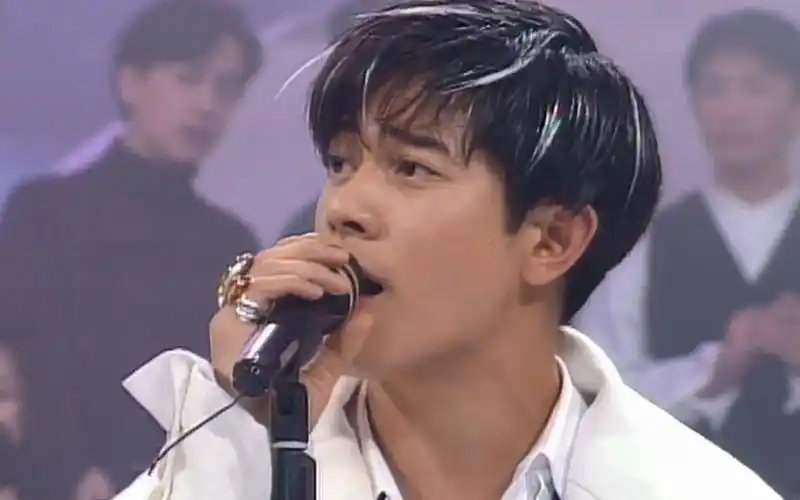 最近霸屏的郭富城"摇头杀",天王颜值巅峰,看一遍就被洗脑了