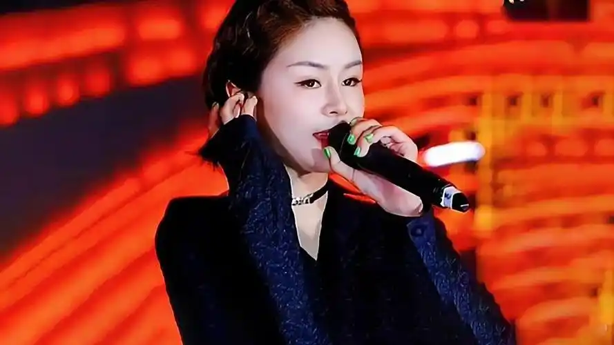 网络歌手花姐:凭《狂浪》爆红,在街头抱吉他的她如今成为千万网红
