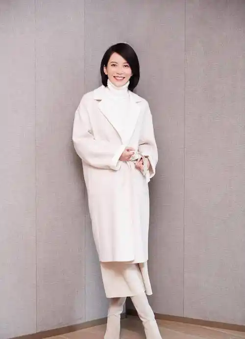 俞飞鸿穿搭真"接地气",休闲混搭配短发,造型显得又飒又美_身材_女生