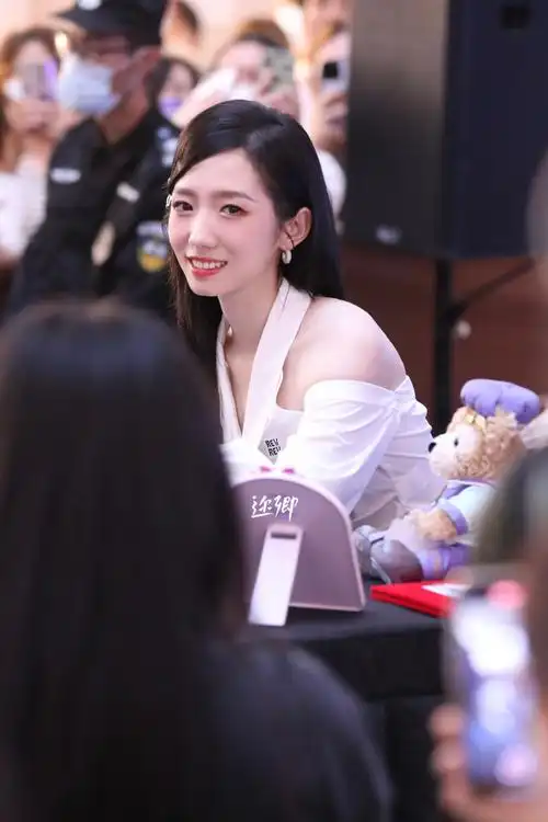 孟美岐超话#孟美岐上海签售会#好久不见啦(生图直出)@孟美岐@孟美岐fm