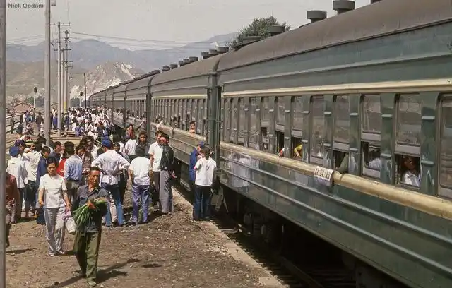 8,1985年的大同,由外国摄影人niek opdam拍摄,在火车站的铁轨上,停靠