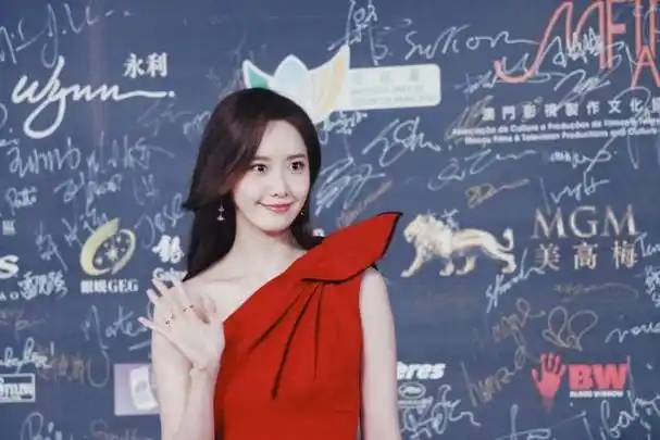 林允儿不愧"国民初恋",一袭红裙亮相直接艳压群芳,美得特别|抹胸|裙装