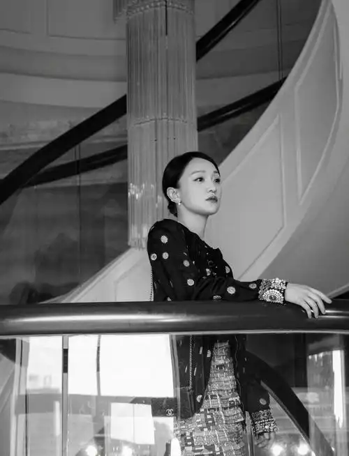 周迅47岁氛围写真灵气十足笑容灿烂