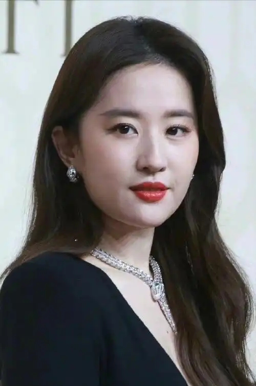 刘亦菲胯大腿粗双下巴,谭松韵小腹突出身体发胖,只有排骨才美吗