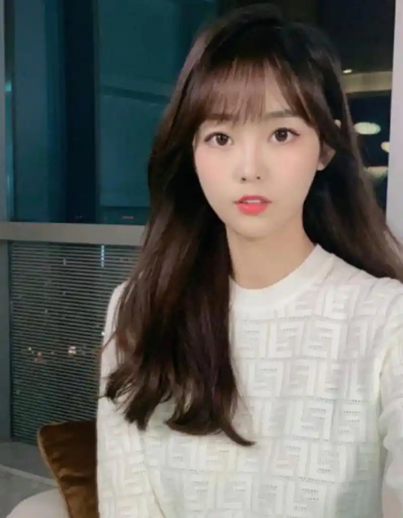 网红美女歌手  野小马  野小马,原名马思雨,中国内地女歌手,网络主播