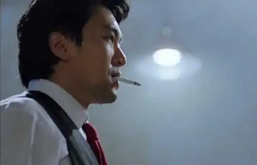 在很多无厘头的表演中被人们忽视了,星爷从来不是那种一个点烟的动作