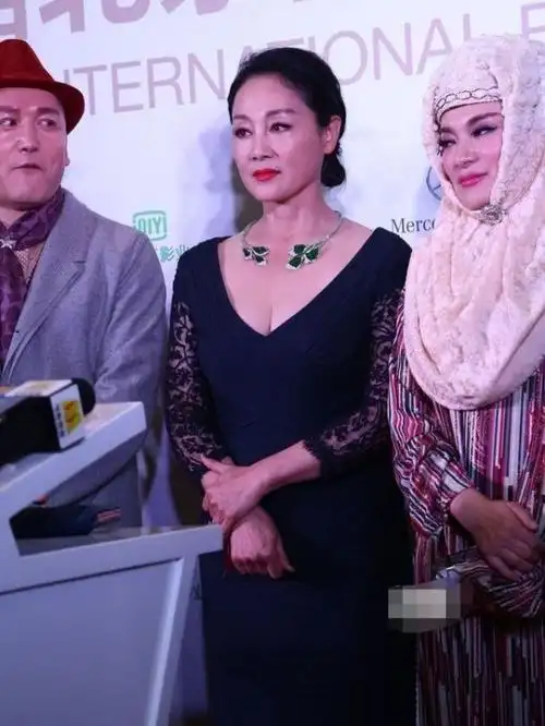 王姬真奔放走红毯穿开大口的修身裙全然没老戏骨的低调风范