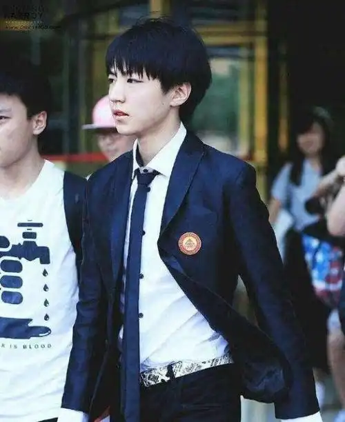 王一博和王俊凯都有些发福,黄晓明则更加帅气,达到了