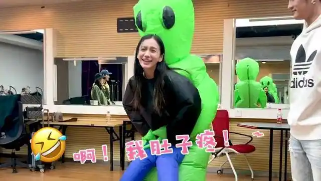 原创angelababy被"外星人抱着"学跳舞也太好玩了,假装肚子疼好可爱