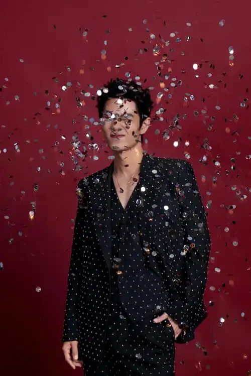 彩带飘下的那刻,继续做闪闪发光的巨星吧#肖战