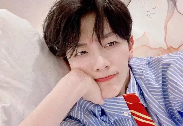 《创3》刘梦定妆照,西装衬衫雅痞帅气不输男生,杨幂公司有眼光_新潮